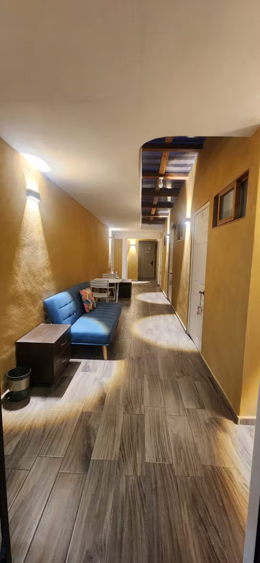 Pasillo y sala de descanso del Hotel Barem, foto del anuncio de Airbnb