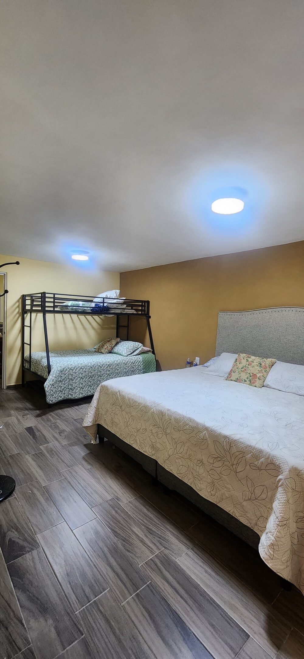 Habitación con cama King y litera, referencia para la habitación 102