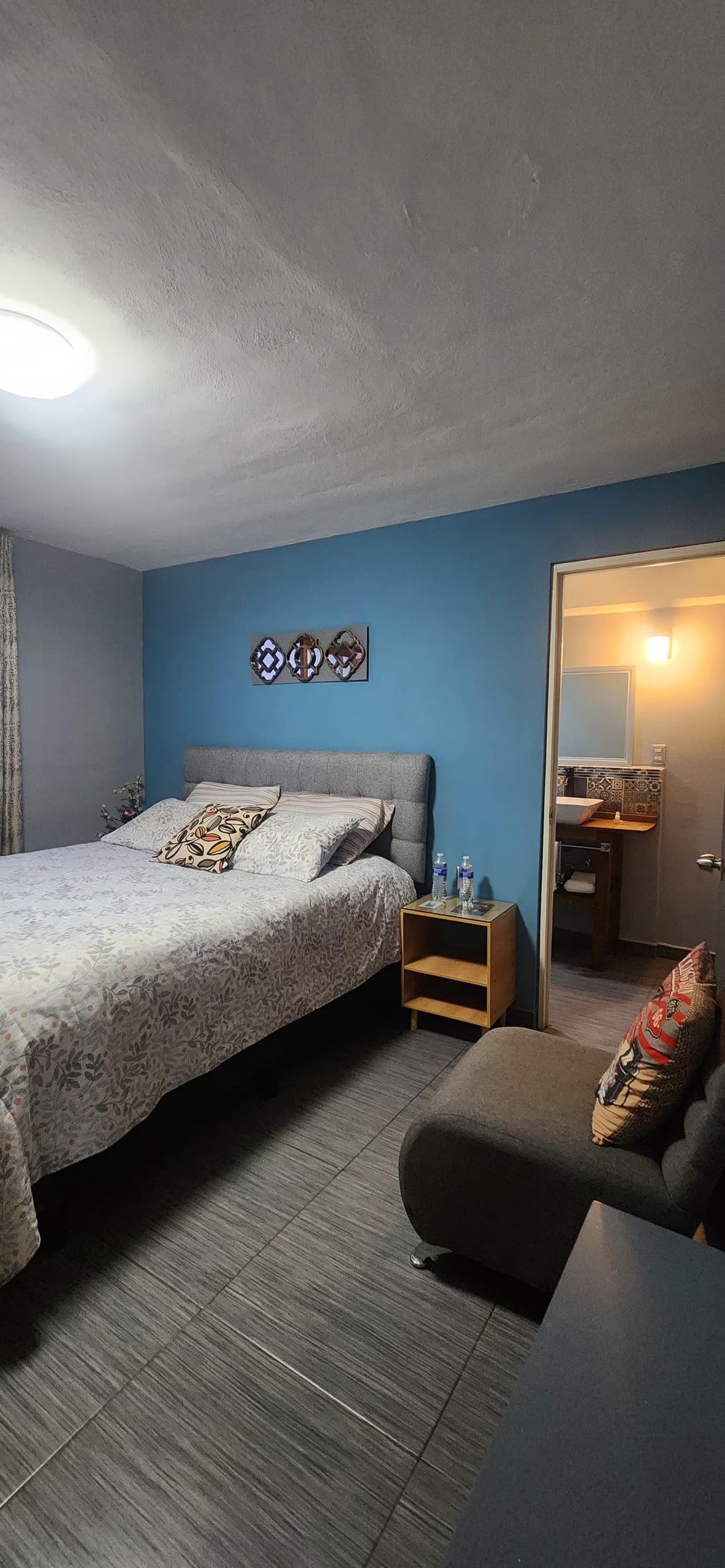 Habitación con cama matrimonial