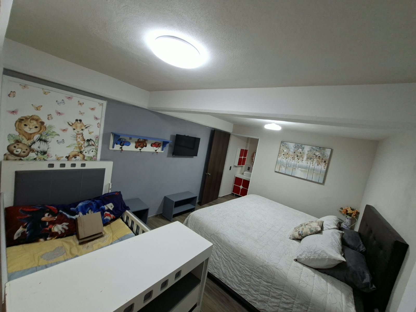 Habitación 106 con cama King y cuna