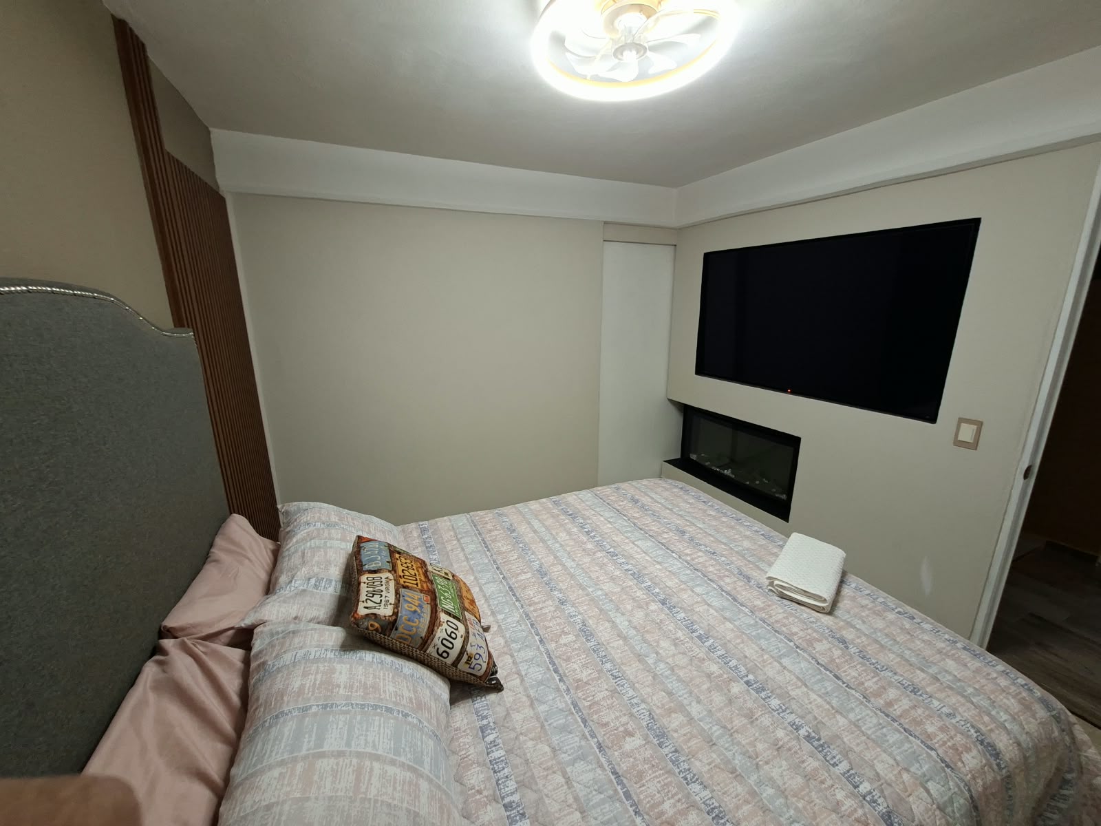 Habitación 108 con cama Queen, televisión y chimenea eléctrica
