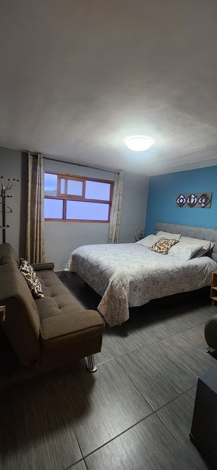 Habitación con cama y ventana