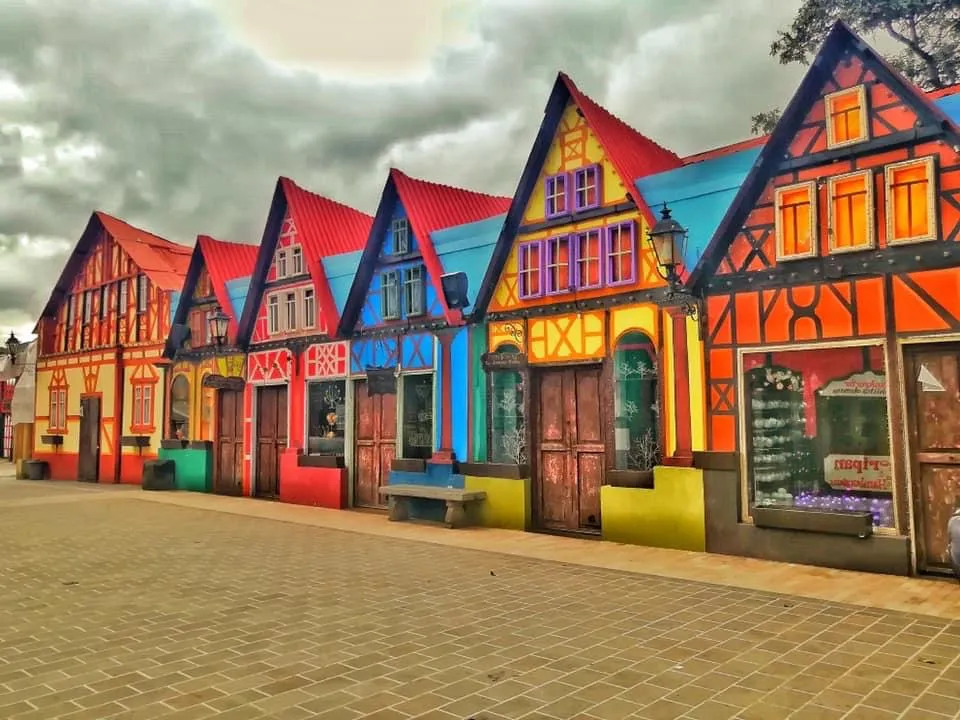 Fachadas decoradas con luces en la Villa Navideña de Tlalpujahua