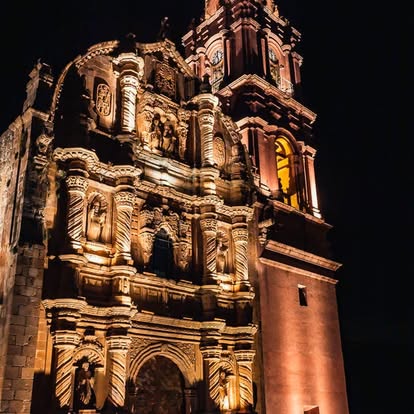 Fachada nocturna del Santuario y la Torre del Carmen
