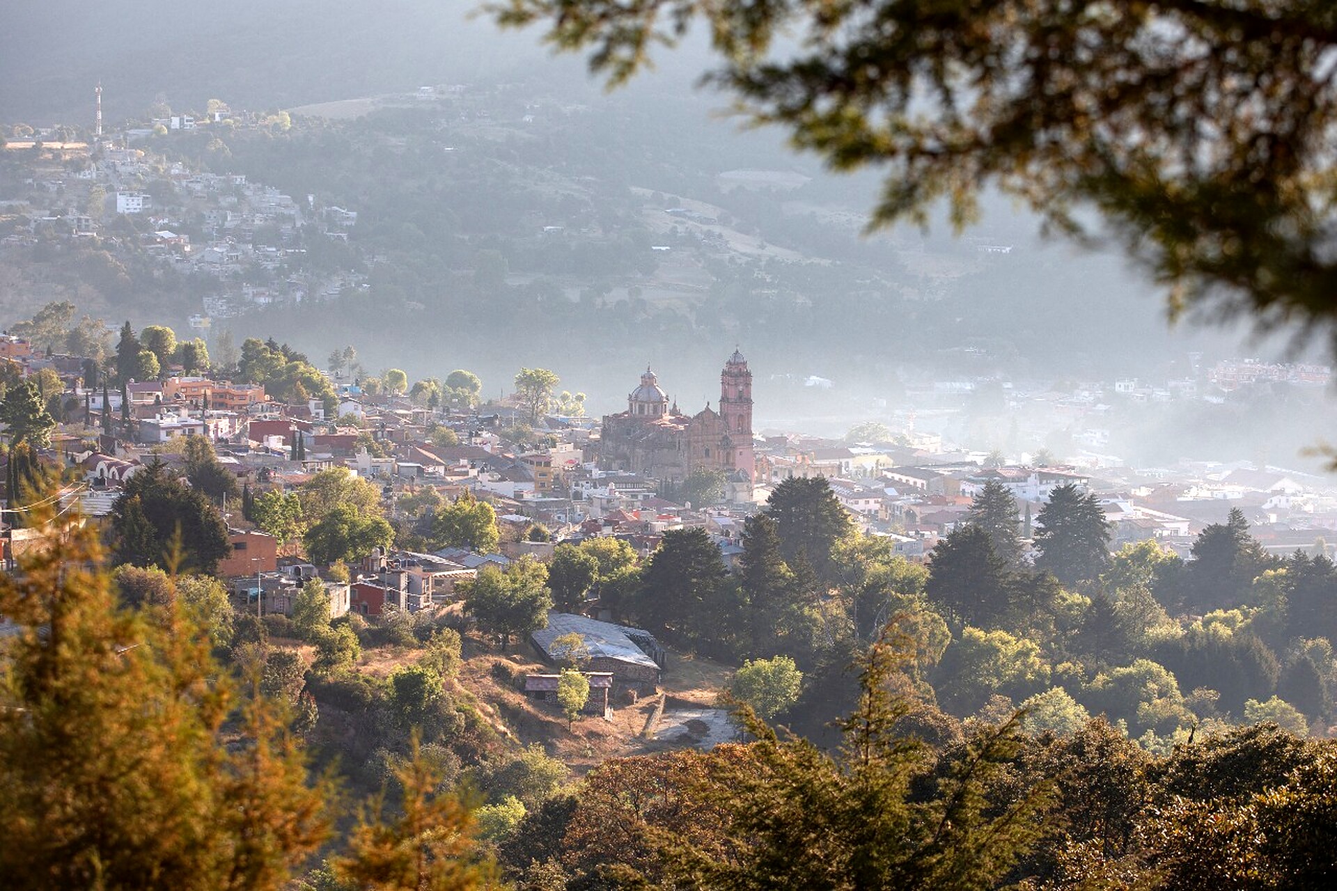 Vista panorámica de Tlalpujahua con el Santuario del Carmen al centro